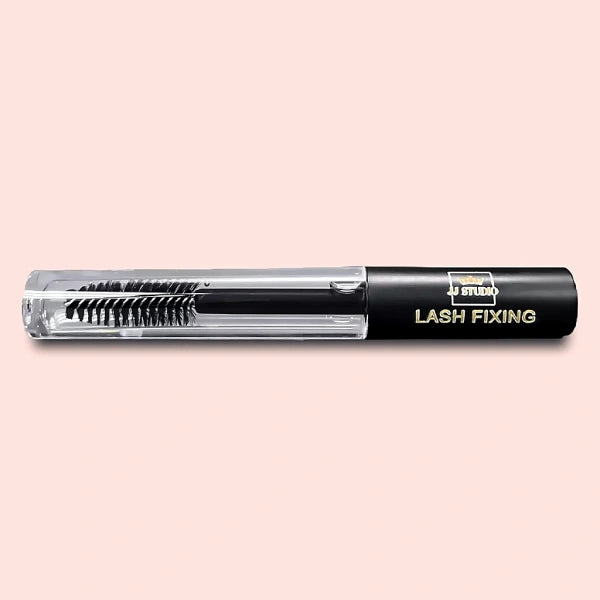 Der JJ Studio Lash Fixierer ist ein transparenter Fixateur für Wimpernextensions